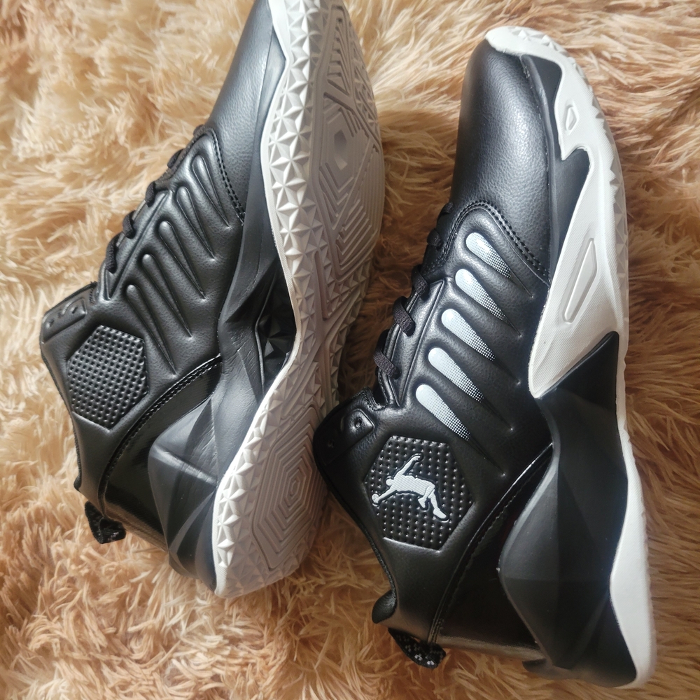 Dynamic Black and White Men's Athletic Shoes - Picture 7 of 7